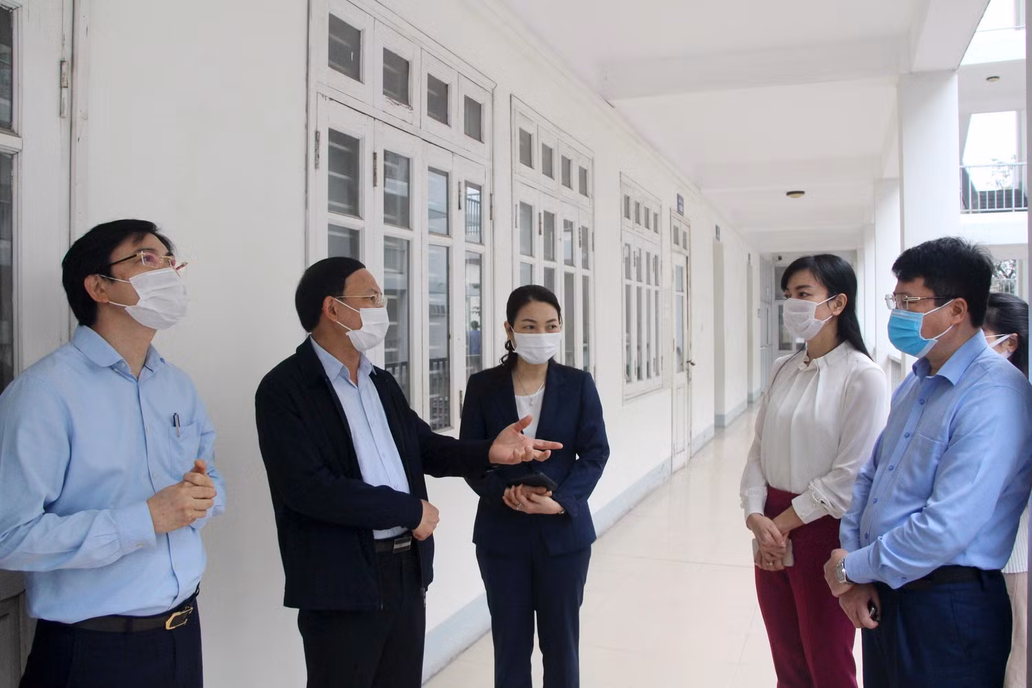 Ông Nguyễn Xuân Ký, Bí thư Tỉnh ủy Quảng Ninh kiểm tra công tác chuẩn bị đón học sinh trở lại trường tại Trường Trung học phổ thông chuyên Hạ Long (Ảnh: CTV)