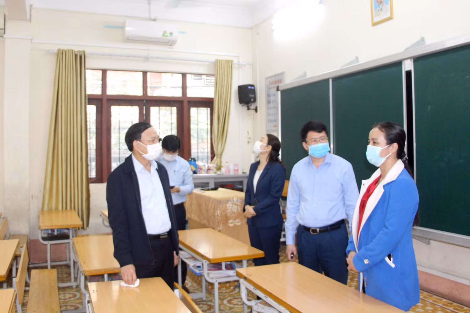 Ông Nguyễn Xuân Ký, Bí thư Tỉnh ủy Quảng Ninh kiểm tra việc đảm bảo môi trường an toàn trước khi đón học sinh trở lại trường tại Trường Tiểu học Hữu Nghị. (Ảnh: CTV)