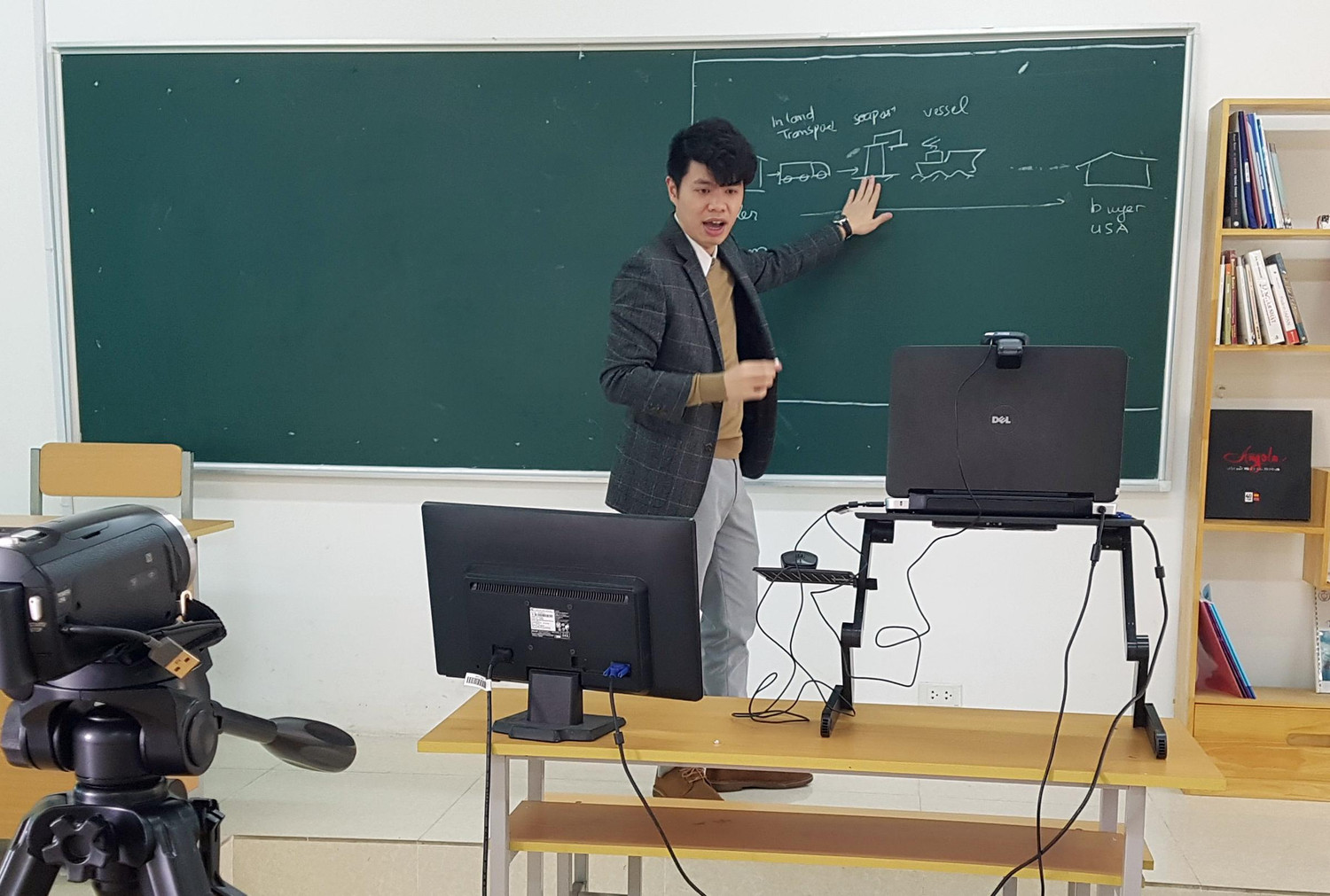 Các giảng viên được trang bị đầy đủ trang thiết bị hiện đại phục vụ việc dạy trực tuyến (Ảnh: Lã Tiến) Các giảng viên được trang bị đầy đủ trang thiết bị hiện đại phục vụ việc dạy trực tuyến (Ảnh: Lã Tiến)