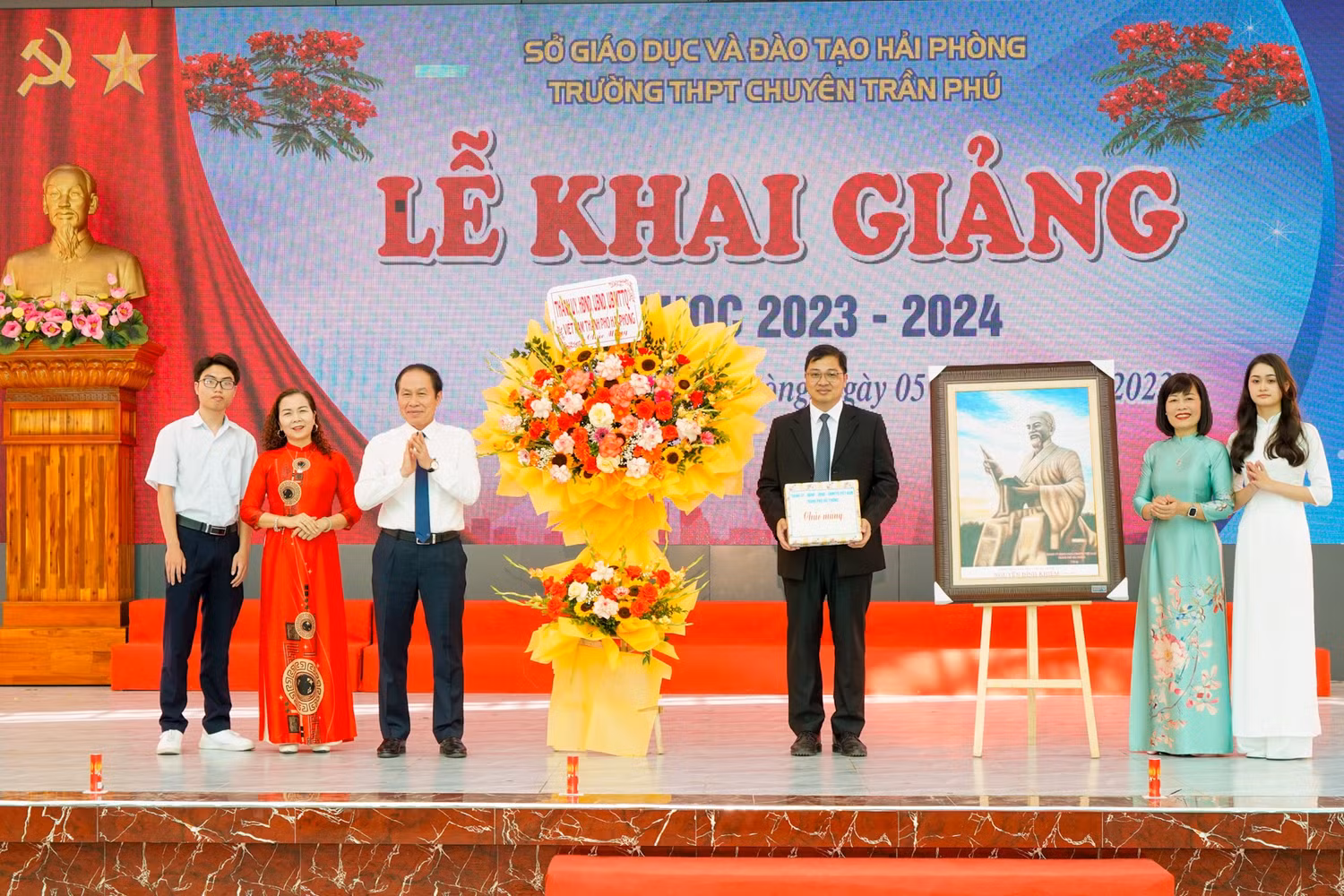 Ông Lê Tiến Châu - Bí thư Thành uỷ Hải Phòng tặng hoa chúc mừng Trường Trung học phổ thông chuyên Trần Phú (Ảnh: LT) Ông Lê Tiến Châu - Bí thư Thành uỷ Hải Phòng tặng hoa chúc mừng Trường Trung học phổ thông chuyên Trần Phú (Ảnh: LT)