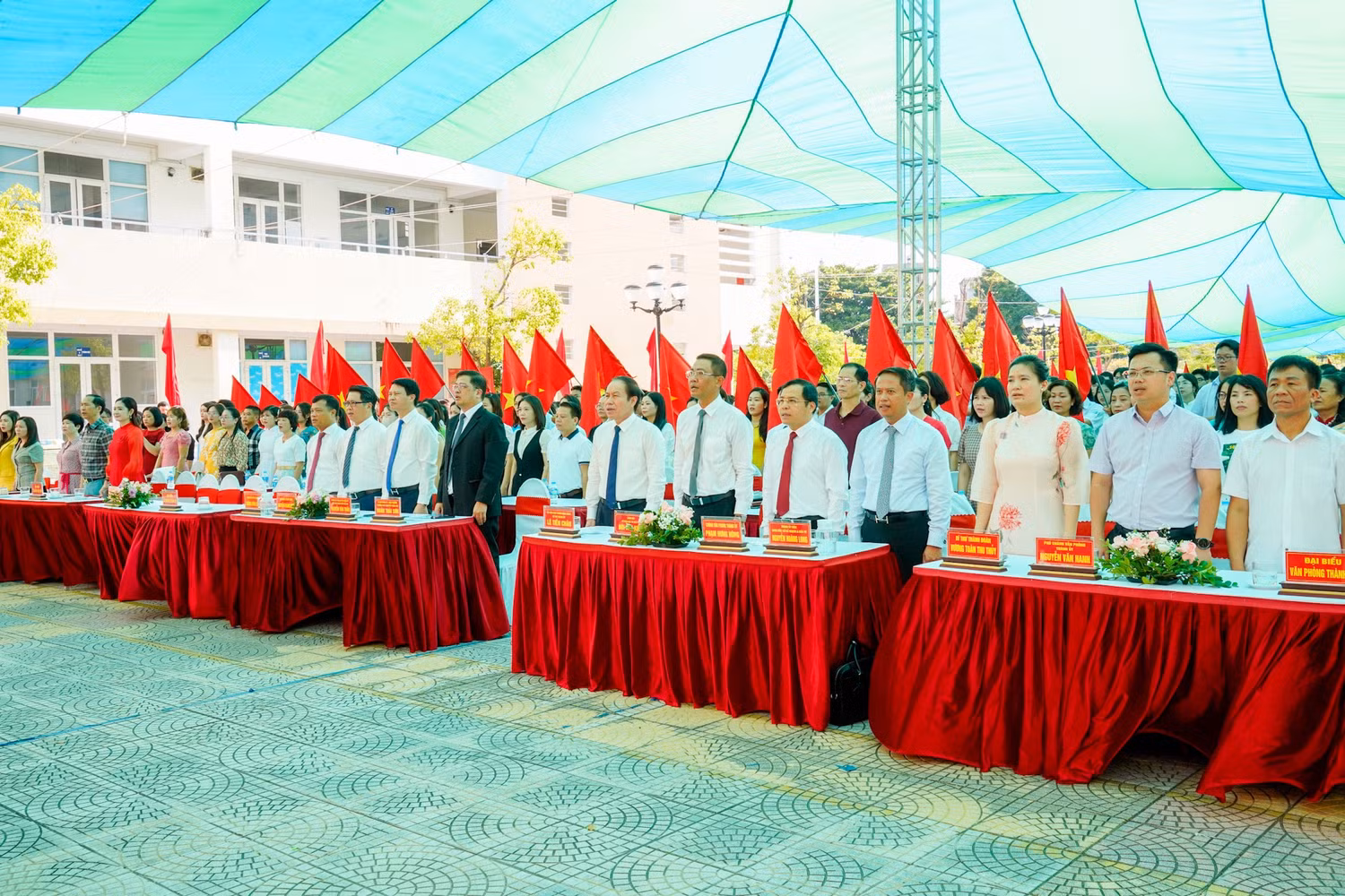 Lễ khai giảng gọn nhẹ, trang trọng của Trường Trung học phổ thông chuyên Trần Phú (Ảnh: LT) Lễ khai giảng gọn nhẹ, trang trọng của Trường Trung học phổ thông chuyên Trần Phú (Ảnh: LT)