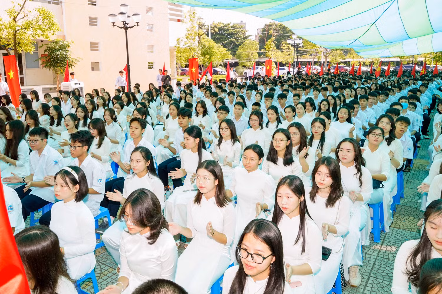 Học sinh Trường Trung học phổ thông chuyên Trần Phú hân hoan chào đón năm học mới (Ảnh: LT) Học sinh Trường Trung học phổ thông chuyên Trần Phú hân hoan chào đón năm học mới (Ảnh: LT)