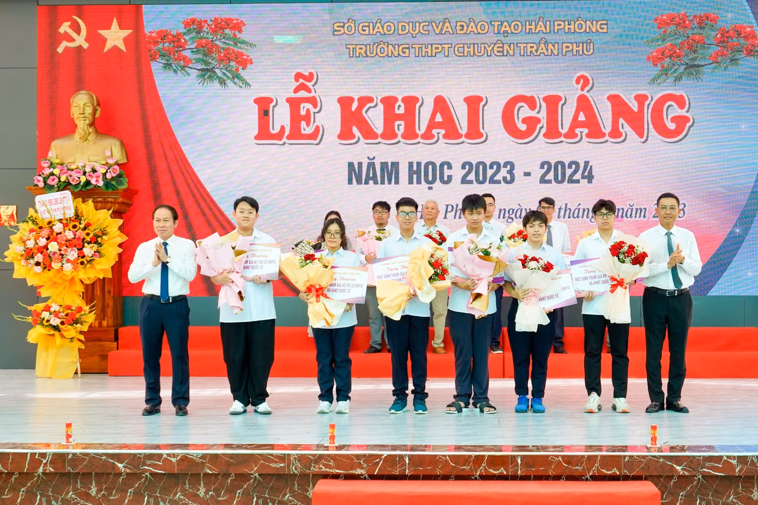 Ông Lê Tiến Châu - Bí thư Thành uỷ Hải Phòng, ông Bùi Văn Kiệm - Giám đốc Sở Giáo dục và Đào tạo trao thưởng cho học sinh đạt thành tích cao trong học tập (Ảnh: LT) Ông Lê Tiến Châu - Bí thư Thành uỷ Hải Phòng, ông Bùi Văn Kiệm - Giám đốc Sở Giáo dục và Đào tạo trao thưởng cho học sinh đạt thành tích cao trong học tập (Ảnh: LT)