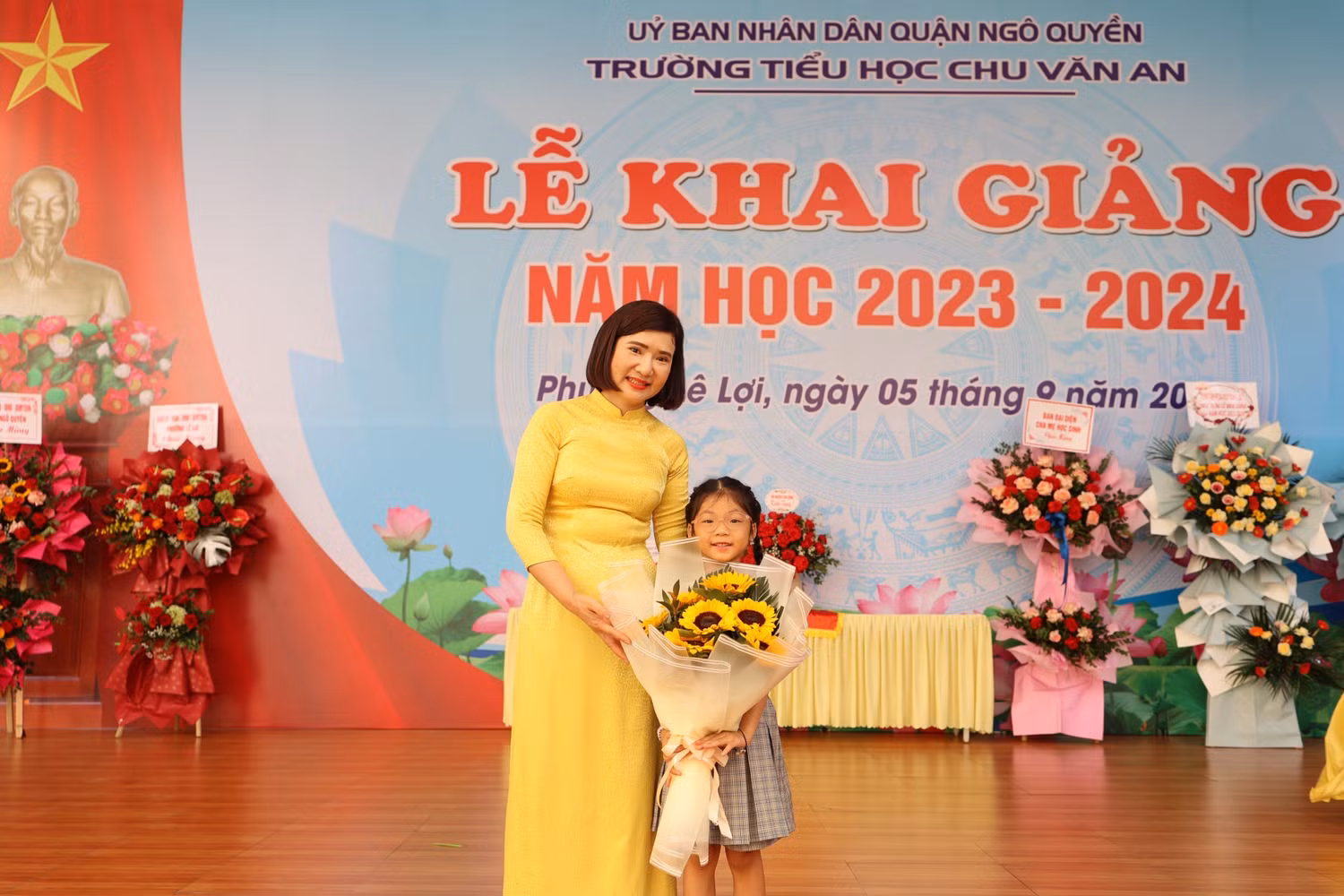 Cô giáo Phạm Thị Diện - Hiệu trưởng Trường Tiểu học Chu Văn An tặng hoa em Nguyễn Minh Anh (lớp 1A3) đạt Huy chương Vàng cờ vua cấp Quốc gia (Ảnh: LT) Cô giáo Phạm Thị Diện - Hiệu trưởng Trường Tiểu học Chu Văn An tặng hoa em Nguyễn Minh Anh (lớp 1A3) đạt Huy chương Vàng cờ vua cấp Quốc gia (Ảnh: LT)
