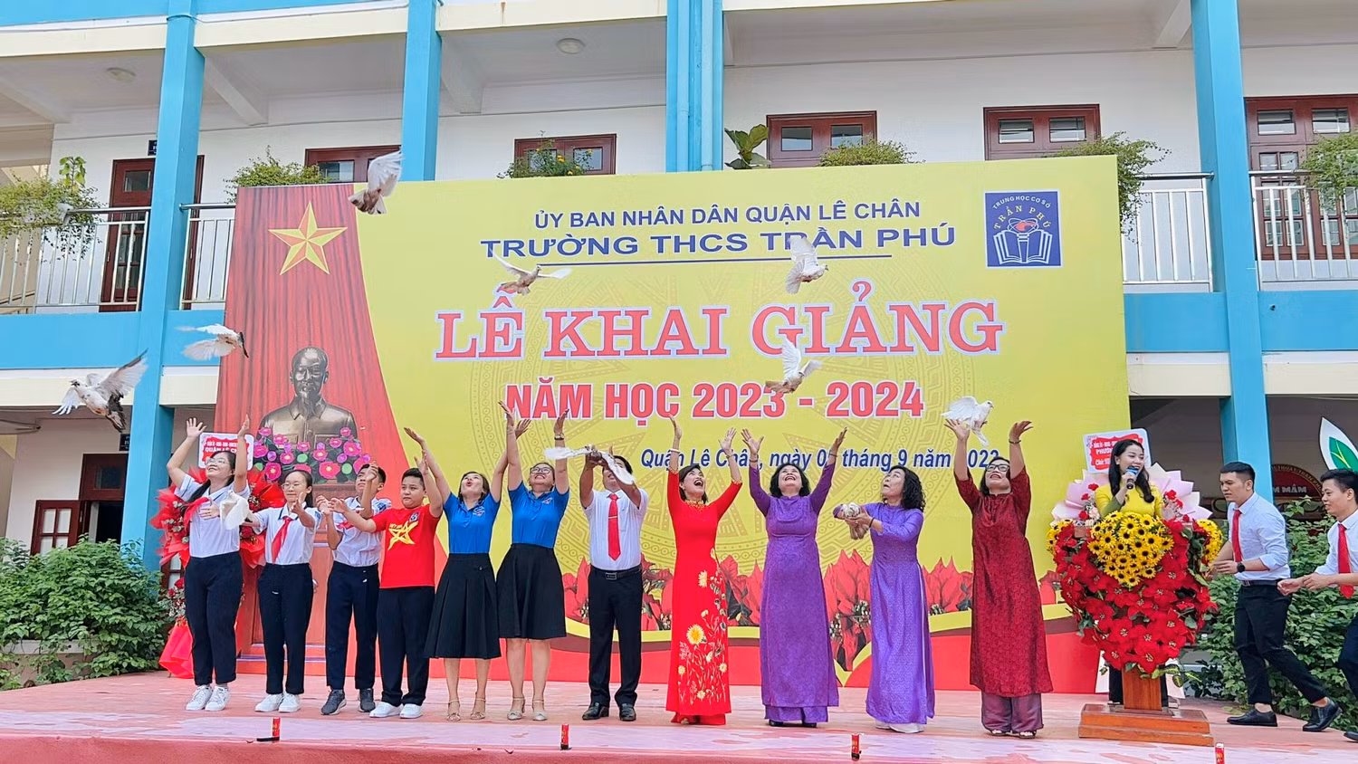 Trong lễ khai giảng của Trường THCS Trần Phú, các đại biểu cùng thầy cô giáo nhà trường đã thả chim bồ câu - biểu tượng của hoà bình, của sự thành công và bảo vệ môi trường - để đem những ước mơ, khát vọng của thầy và trò nhà trường bay cao, bay xa (Ảnh: MT) Trong lễ khai giảng của Trường THCS Trần Phú, các đại biểu cùng thầy cô giáo nhà trường đã thả chim bồ câu - biểu tượng của hoà bình, của sự thành công và bảo vệ môi trường - để đem những ước mơ, khát vọng của thầy và trò nhà trường bay cao, bay xa (Ảnh: MT)