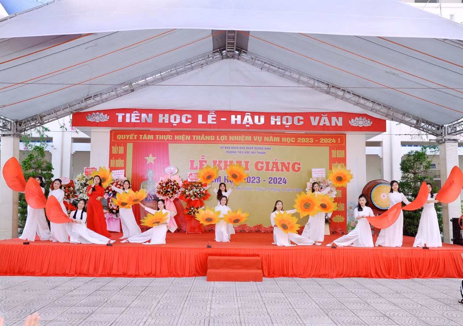 Lễ khai giảng của Trường Tiểu học Hải Thành diễn ra gọn nhẹ, trang trọng và ý nghĩa (Ảnh: LT) Lễ khai giảng của Trường Tiểu học Hải Thành diễn ra gọn nhẹ, trang trọng và ý nghĩa (Ảnh: LT)