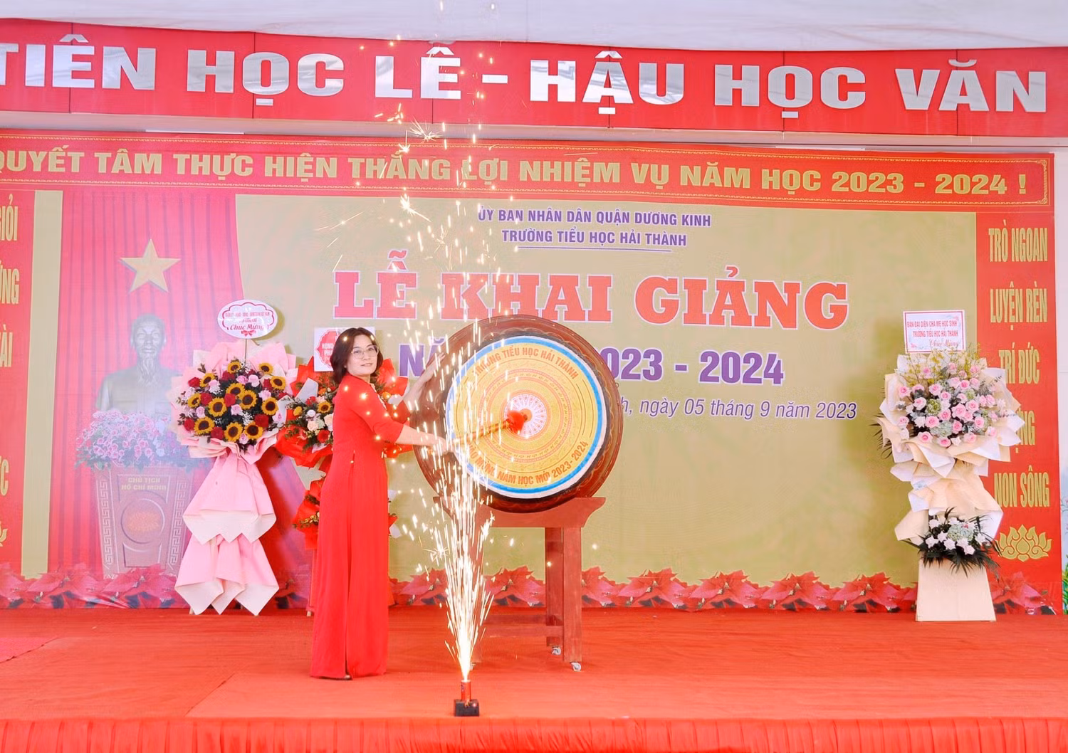 Cô giáo Vũ Thị Kim Vân - Hiệu trưởng Trường Tiểu học Hải Thành (quận Dương Kinh) đánh trống khai giảng năm học mới (Ảnh: LT) Cô giáo Vũ Thị Kim Vân - Hiệu trưởng Trường Tiểu học Hải Thành (quận Dương Kinh) đánh trống khai giảng năm học mới (Ảnh: LT)