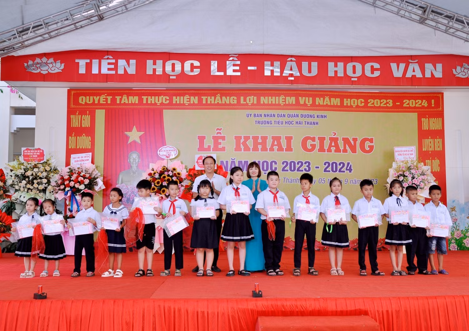 Ban đại diện cha mẹ học sinh nhà trường trao quà cho học sinh có hoàn cảnh khó khăn vươn lên trong học tập (Ảnh: LT) Ban đại diện cha mẹ học sinh nhà trường trao quà cho học sinh có hoàn cảnh khó khăn vươn lên trong học tập (Ảnh: LT)