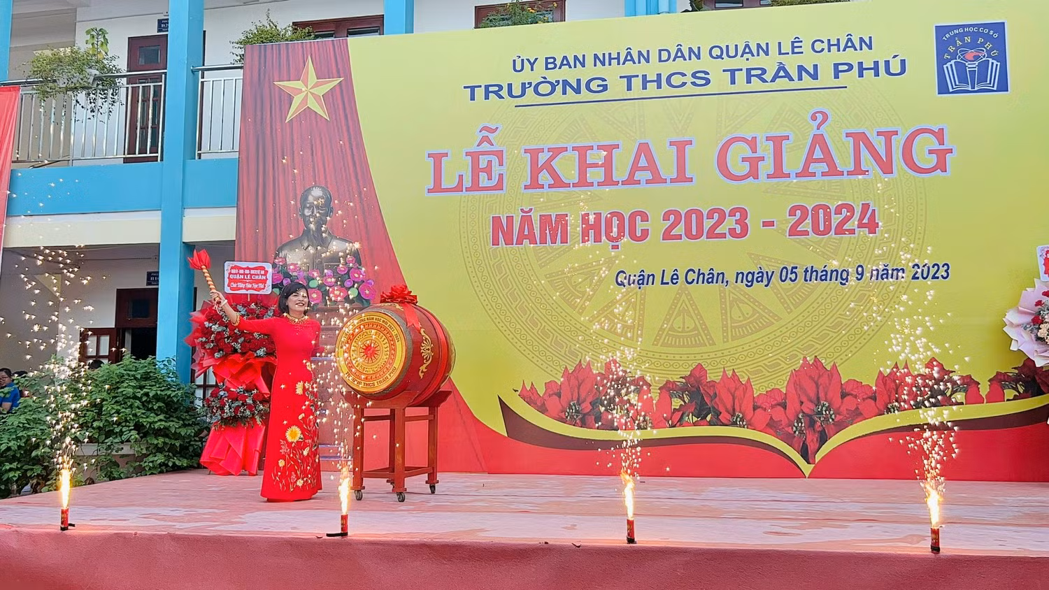 Cô giáo Lê Thị Minh Tâm - Hiệu trưởng Trường Trung học cơ sở Trần Phú đánh trống khai giảng năm học mới (Ảnh: MT) Cô giáo Lê Thị Minh Tâm - Hiệu trưởng Trường Trung học cơ sở Trần Phú đánh trống khai giảng năm học mới (Ảnh: MT)