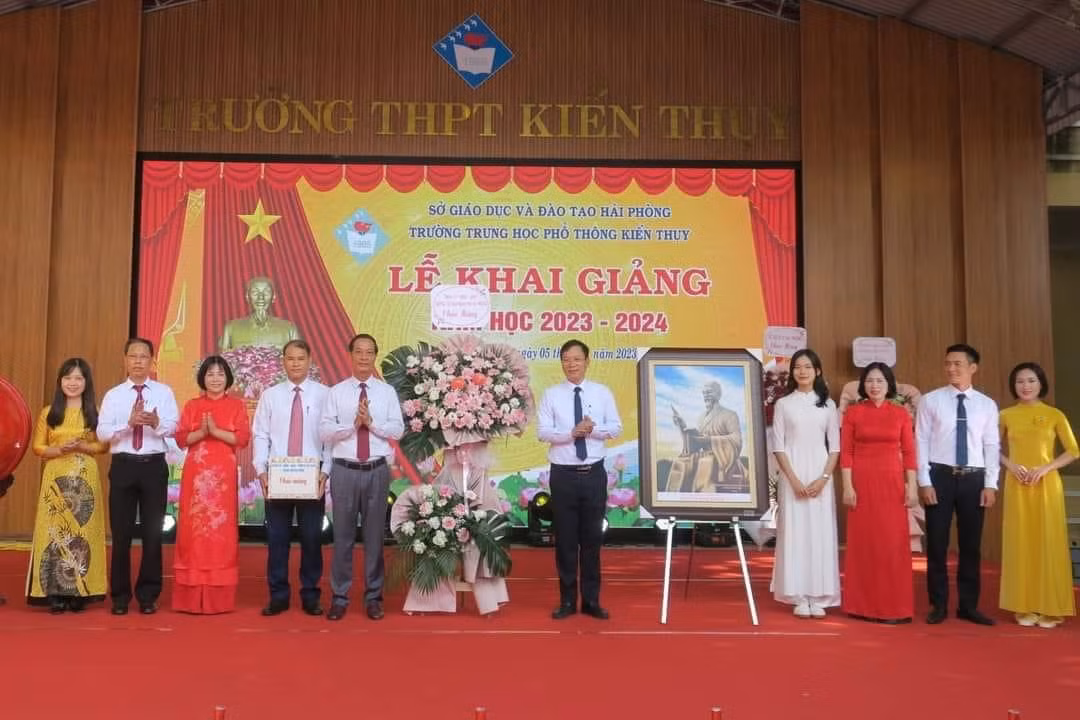 Ông Đỗ Mạnh Hiến - Phó bí thư Thường trực Thành ủy Hải Phòng tặng hoa Trường Trung học phổ thông Kiến Thuỵ nhân dịp khai giảng (Ảnh: LT)