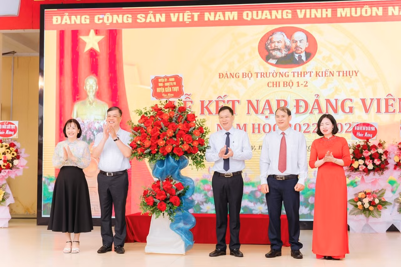Trường THPT Kiến Thuỵ luôn chú trọng phát hiện, bồi dưỡng và rèn luyện nhiều học sinh ưu tú, học tập tốt, đạo đức tốt tham gia học lớp bồi dưỡng kết nạp Đảng (Ảnh: NVCC)