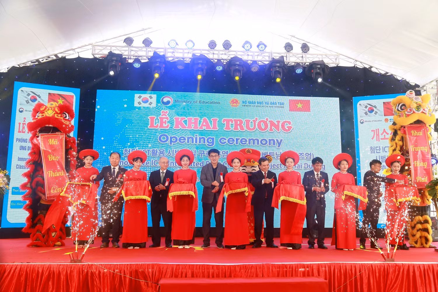 Các đại biểu cắt băng khai trương mô hình lớp học sáng tạo ứng dụng công nghệ thông tin - truyền thông tiên tiến (Ảnh: LT)