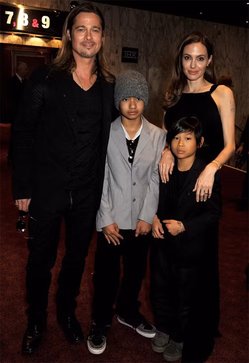 Jolie và Pitt cũng đưa hai cậu con trai nuôi Maddox và Pax Thiên tới buổi công chiếu phim. Jolie và Pitt cũng đưa hai cậu con trai nuôi Maddox và Pax Thiên tới buổi công chiếu phim.