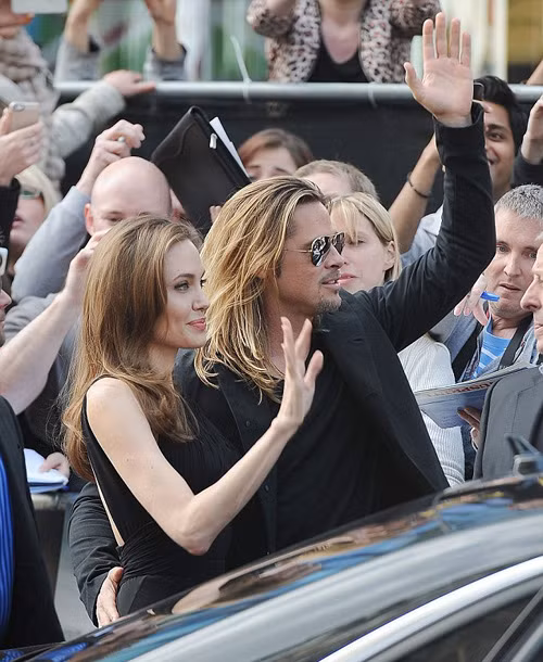 Angelina Jolie và Brad Pitt tới lễ ra mắt phim tại Empire Leicester Square, London chiều tối 2/6 trong sự đón chào nồng nhiệt của người hâm mộ và các ký giả ở xứ sở sương mù Angelina Jolie và Brad Pitt tới lễ ra mắt phim tại Empire Leicester Square, London chiều tối 2/6 trong sự đón chào nồng nhiệt của người hâm mộ và các ký giả ở xứ sở sương mù