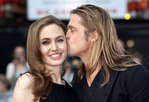 Nụ hôn say đắm của Brad Pitt dành cho Jolie trên thảm đỏ càng khiến mọi người ngưỡng mộ tình cảm của cặp đôi. Nụ hôn say đắm của Brad Pitt dành cho Jolie trên thảm đỏ càng khiến mọi người ngưỡng mộ tình cảm của cặp đôi.