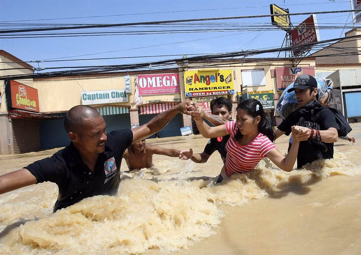 Chạy lụt ở Manila, thủ đô của Phillippines do bão nhiệt đới hoành hành. Chạy lụt ở Manila, thủ đô của Phillippines do bão nhiệt đới hoành hành.