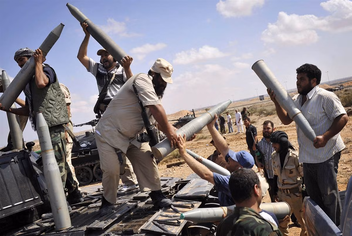 Cảnh các binh sỹ nổi dậy ở Libya đang chuyển đạn bắn về phía các mục tiêu ở Sirte, Libya. Cảnh các binh sỹ nổi dậy ở Libya đang chuyển đạn bắn về phía các mục tiêu ở Sirte, Libya.