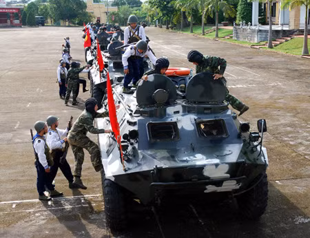 Hải quân đánh bộ hiệp đồng cùng Tiểu đoàn thiết giáp lên đường Hải quân đánh bộ hiệp đồng cùng Tiểu đoàn thiết giáp lên đường