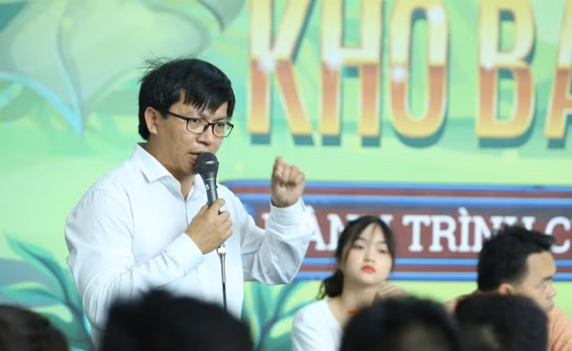 Thầy Đặng Ngọc Khương, giáo viên có gần 10 năm kinh nghiệm luyện thi trung học phổ thông môn Ngữ Văn ở Hà Nội cho biết, đa phần học sinh đều đang gặp khó khăn khi xử lí các dạng câu hỏi liên hệ so sánh trong phần nghị luận tác phẩm văn học. (Ảnh nhân vật cung cấp) Thầy Đặng Ngọc Khương, giáo viên có gần 10 năm kinh nghiệm luyện thi trung học phổ thông môn Ngữ Văn ở Hà Nội cho biết, đa phần học sinh đều đang gặp khó khăn khi xử lí các dạng câu hỏi liên hệ so sánh trong phần nghị luận tác phẩm văn học. (Ảnh nhân vật cung cấp)