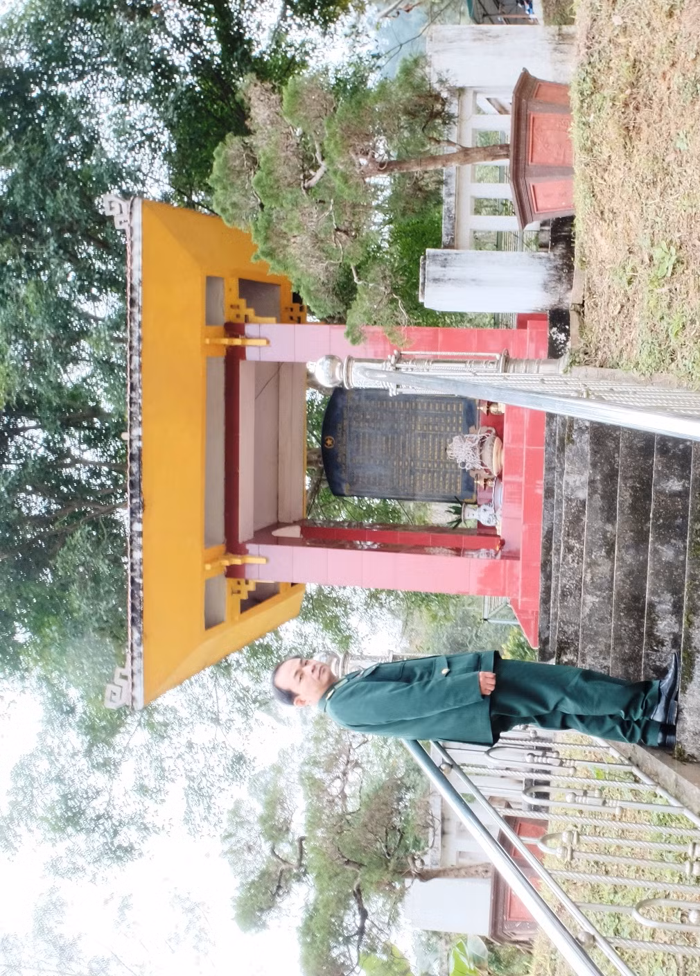 Chính trị viên phó Nông Hồng Đoan bên nhà bia liệt sĩ tại đồn biên phòng Trà Lĩnh. (Ảnh: Lại Cường)