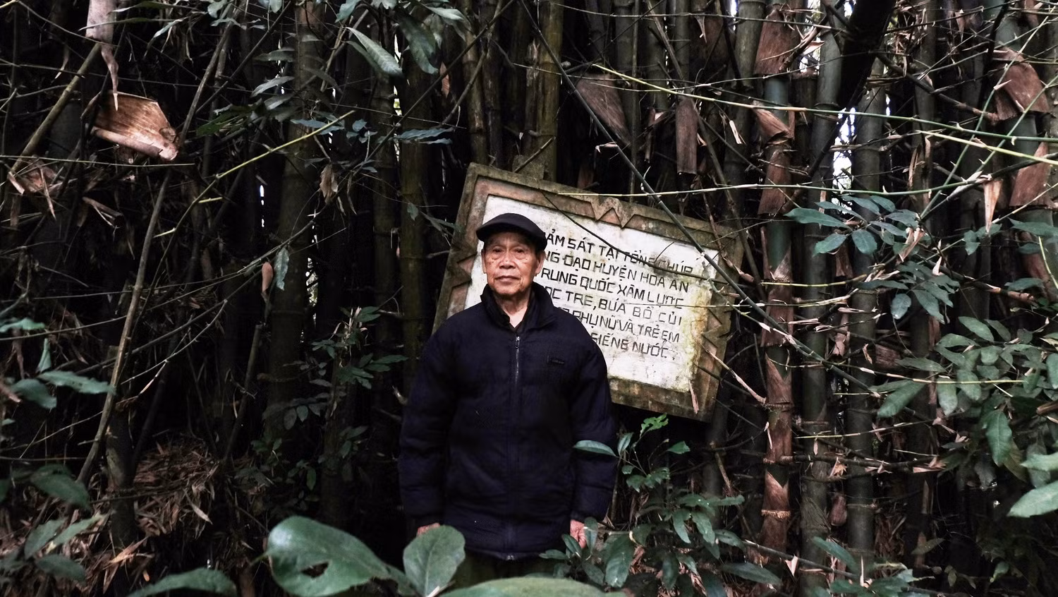 Ông Lô Ích Vinh bên tấm bia ghi dấu vụ thảm sát. (Ảnh: LC) Ông Lô Ích Vinh bên tấm bia ghi dấu vụ thảm sát. (Ảnh: LC)