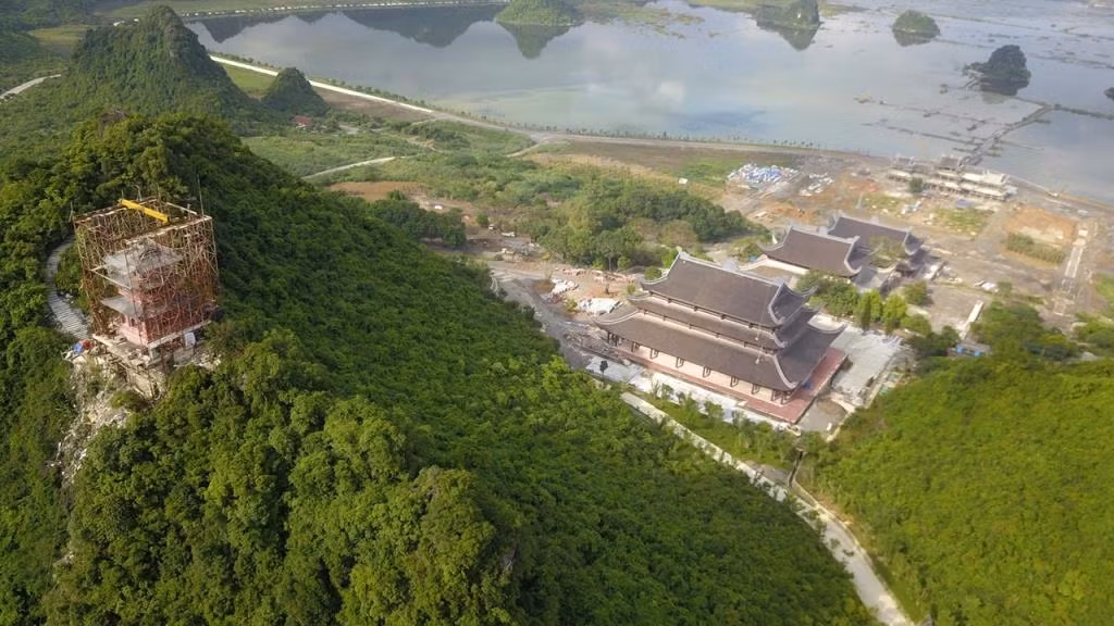 Ma trận dịch vụ khi đến chùa Bái Đính, không có tiền đừng mong lễ Phật ảnh 1 Ma trận dịch vụ khi đến chùa Bái Đính, không có tiền đừng mong lễ Phật ảnh 1