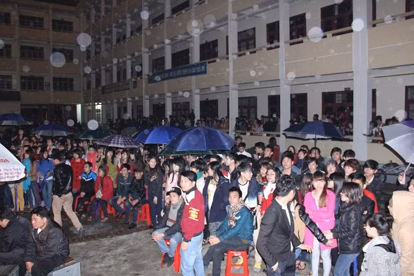 Hàng ngàn thí sinh đã có mặt tại sân khấu giao lưu chờ đợi giữa trời mưa phùn gió rét. Họ bất chấp thời tiết với ô, áo ấm, khăn choàng…để có thể đến gặp và chia sẻ cùng thần tượng của mình. Hàng ngàn thí sinh đã có mặt tại sân khấu giao lưu chờ đợi giữa trời mưa phùn gió rét. Họ bất chấp thời tiết với ô, áo ấm, khăn choàng…để có thể đến gặp và chia sẻ cùng thần tượng của mình.