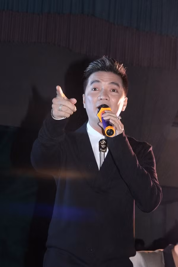 Trong tiếng hò reo của hàng ngàn người, Đàm Vĩnh Hưng với phong cách quen thuộc đã đốt cháy và xua tan cái lạnh bằng các ca khúc như: Đợi em trong mơ, Con yêu…. Trong tiếng hò reo của hàng ngàn người, Đàm Vĩnh Hưng với phong cách quen thuộc đã đốt cháy và xua tan cái lạnh bằng các ca khúc như: Đợi em trong mơ, Con yêu….