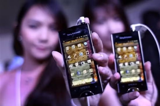 6. Điện thoại Sony Ericsson Gần đây, Sony Ericsson tung ra chiếc điện thoại thông minh Xperia Ray. Nhưng nỗ lực này có lẽ quá nhỏ nhoi và quá muộn màng. Sony Ericsson đã không thể đuổi kịp với các đối thủ về mức độ sáng tạo, nhất là Apple, dẫn tới kết quả là doanh số bết bát.