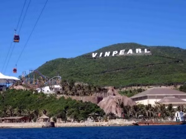 4. Nha Trang Tuy thời tiết mùa đông khá lạnh nhưng không ngăn được cảm giác vui thích hoà mình vào dòng nước hay thú vui tay trong tay thả chân trần dọc bãi biển. Không khí se lạnh mùa xuân khoác làm dịu đi cái nắng gay gắt của mảnh đất này cũng nhxóa nhòa đi cái bức bối khó chịu. 4. Nha Trang Tuy thời tiết mùa đông khá lạnh nhưng không ngăn được cảm giác vui thích hoà mình vào dòng nước hay thú vui tay trong tay thả chân trần dọc bãi biển. Không khí se lạnh mùa xuân khoác làm dịu đi cái nắng gay gắt của mảnh đất này cũng nhxóa nhòa đi cái bức bối khó chịu.