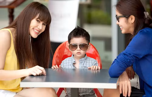 Thân Thúy Hà và con chụp hình cùng 'Cô Trúc' Hà Tăng. Thân Thúy Hà và con chụp hình cùng 'Cô Trúc' Hà Tăng.