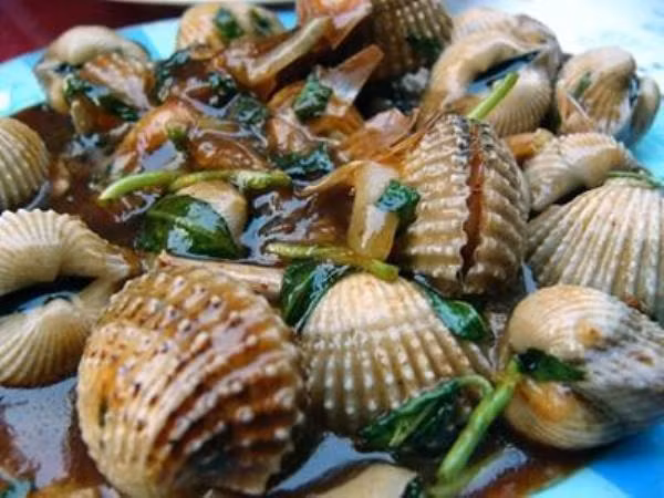 Sò bắt về, phải ngâm trong nước lạnh khoảng 1-2 giờ để sò nhả sạch bùn đất. Sau đó, dùng bàn chải cứng chà rửa sạch bên ngoài vỏ. Nếu mua sò, phải chọn sò huyết tươi sống. Sò tươi sẽ thò lưỡi ra ngoài để bò, thấy sò há miệng, khi lấy tay sờ thì miệng sò khép lại, là sò còn sống. Nếu mua phải sò đông lạnh hoặc sò có mùi hôi thì chế biến món ăn sẽ không ngon, không còn mùi thơm đặc trưng của nó