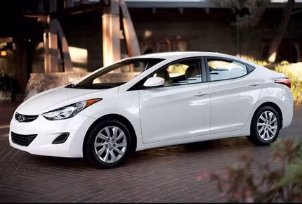 9. Hyundai Elantra Giá khởi điểm: 15.955 USD.