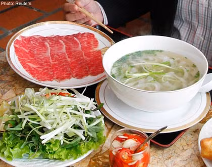 Thịt bò Kobe được bày riêng trước khi cho vào phở (Ảnh: Đất Việt)