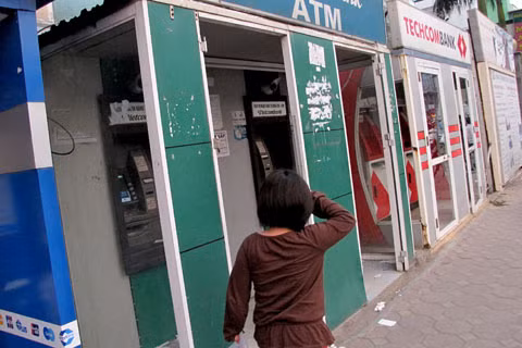 Hầu hết máy rút tiền tự động của các ngân hàng đều không đáp ứng được quy chuẩn của Ngân hàng Nhà nước như dự thảo mới về ATM trong việc đảm bảo an toàn hoạt động giao dịch cho khách. Gần như 100% các máy ATM không có gương cho khách nhìn ra phía sau. Hầu hết máy rút tiền tự động của các ngân hàng đều không đáp ứng được quy chuẩn của Ngân hàng Nhà nước như dự thảo mới về ATM trong việc đảm bảo an toàn hoạt động giao dịch cho khách. Gần như 100% các máy ATM không có gương cho khách nhìn ra phía sau.