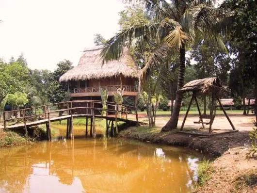 1. Bò cạp vàng (Nhơn Trạch, Đồng Nai, cách TP.HCM 25 km) Sau một thời gian phát triển, từ một địa điểm du lịch tự phát, địa danh Bò cạp vàng đã phát triển thành một KDL sinh thái khang trang và rộng rãi với các trang thiết bị hiện đại và chế độ phục vụ khá tốt. 1. Bò cạp vàng (Nhơn Trạch, Đồng Nai, cách TP.HCM 25 km) Sau một thời gian phát triển, từ một địa điểm du lịch tự phát, địa danh Bò cạp vàng đã phát triển thành một KDL sinh thái khang trang và rộng rãi với các trang thiết bị hiện đại và chế độ phục vụ khá tốt.