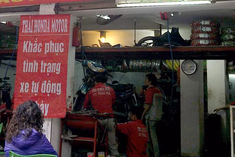Dịch vụ khắc phục xe tự cháy được cửa hàng này triển khai từ ngày 15/12. Thời gian khắc phục mất khoảng 2 giờ, giá dao động 150.000-300.000 đồng.