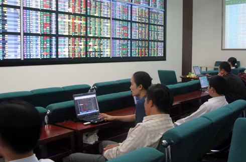 Vụ lừa "khủng" trên thị trường chứng khoán thu hút sự chú ý của giới đầu tư. Ảnh: B.H.