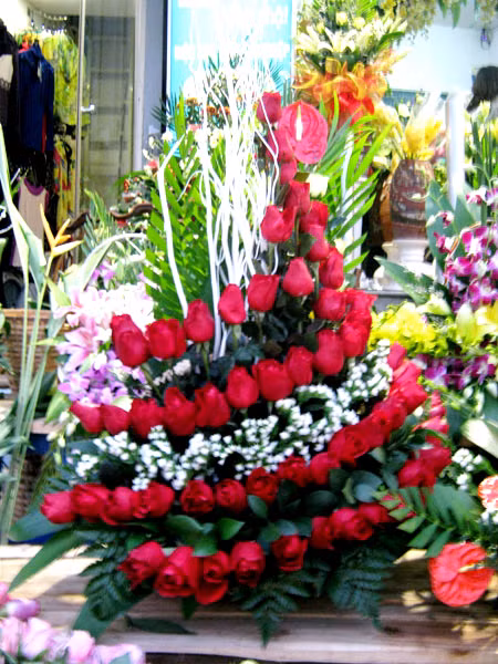 Theo các chủ shop, những bó hoa có giá cao đều do nguyên liệu và cách bó hoa. Ảnh: Lẵng hoa gồm 100 bông hoa hồng này có giá 1,6 triệu đồng. Theo các chủ shop, những bó hoa có giá cao đều do nguyên liệu và cách bó hoa. Ảnh: Lẵng hoa gồm 100 bông hoa hồng này có giá 1,6 triệu đồng.