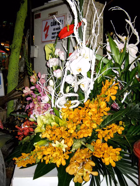 20/10 năm nay, giá hoa tươi đã đội lên gấp đôi, thậm chí gấp ba so với ngày thường. Hiện tại, một bông hồng Đà Lạt được bán với giá 15.000 – 20.000 đồng (trước đó là 8000 – 10.000 đồng), một cành ly loại A có giá không dưới 80.000 đồng… 20/10 năm nay, giá hoa tươi đã đội lên gấp đôi, thậm chí gấp ba so với ngày thường. Hiện tại, một bông hồng Đà Lạt được bán với giá 15.000 – 20.000 đồng (trước đó là 8000 – 10.000 đồng), một cành ly loại A có giá không dưới 80.000 đồng…