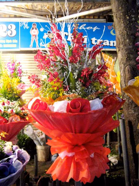 Bó hoa lan này cũng có giá không dưới 1,5 triệu đồng. Bó hoa lan này cũng có giá không dưới 1,5 triệu đồng.