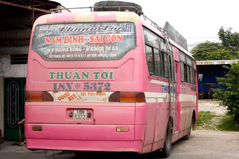 Chiếc xe mang biển số tỉnh Nam Định chở gần 2 tấn thịt lợn thối và trái cây không nguồn gốc, bị bắt giữ ở cửa ngõ phía Đông Sài Gòn. Chiếc xe mang biển số tỉnh Nam Định chở gần 2 tấn thịt lợn thối và trái cây không nguồn gốc, bị bắt giữ ở cửa ngõ phía Đông Sài Gòn.