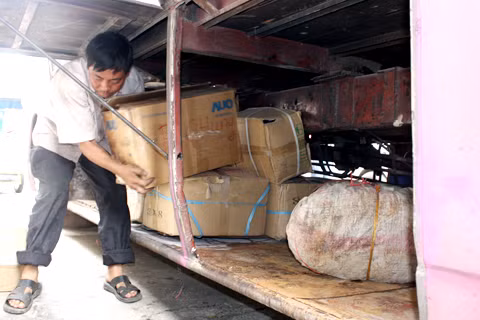 Hơn 30 thùng trái cây khô không hề có nguồn gốc, hạn sử dụng, được đóng kín ở dưới gầm xe nhằm qua mặt cơ quan chức năng. Hơn 30 thùng trái cây khô không hề có nguồn gốc, hạn sử dụng, được đóng kín ở dưới gầm xe nhằm qua mặt cơ quan chức năng.