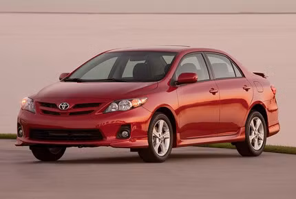 19. Toyota Corolla Giá khởi điểm: 16.130 USD.