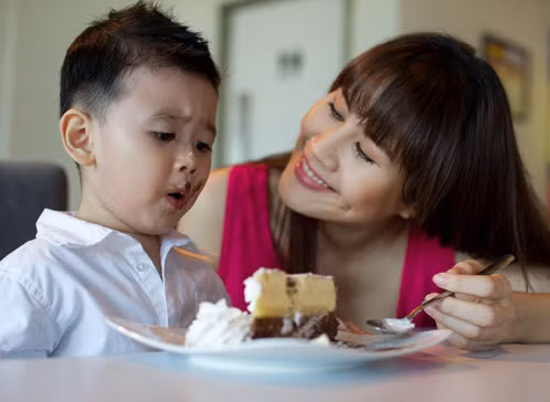 Mẹ con Thân Thúy Hà ăn bánh kem rất vui vẻ. Mẹ con Thân Thúy Hà ăn bánh kem rất vui vẻ.