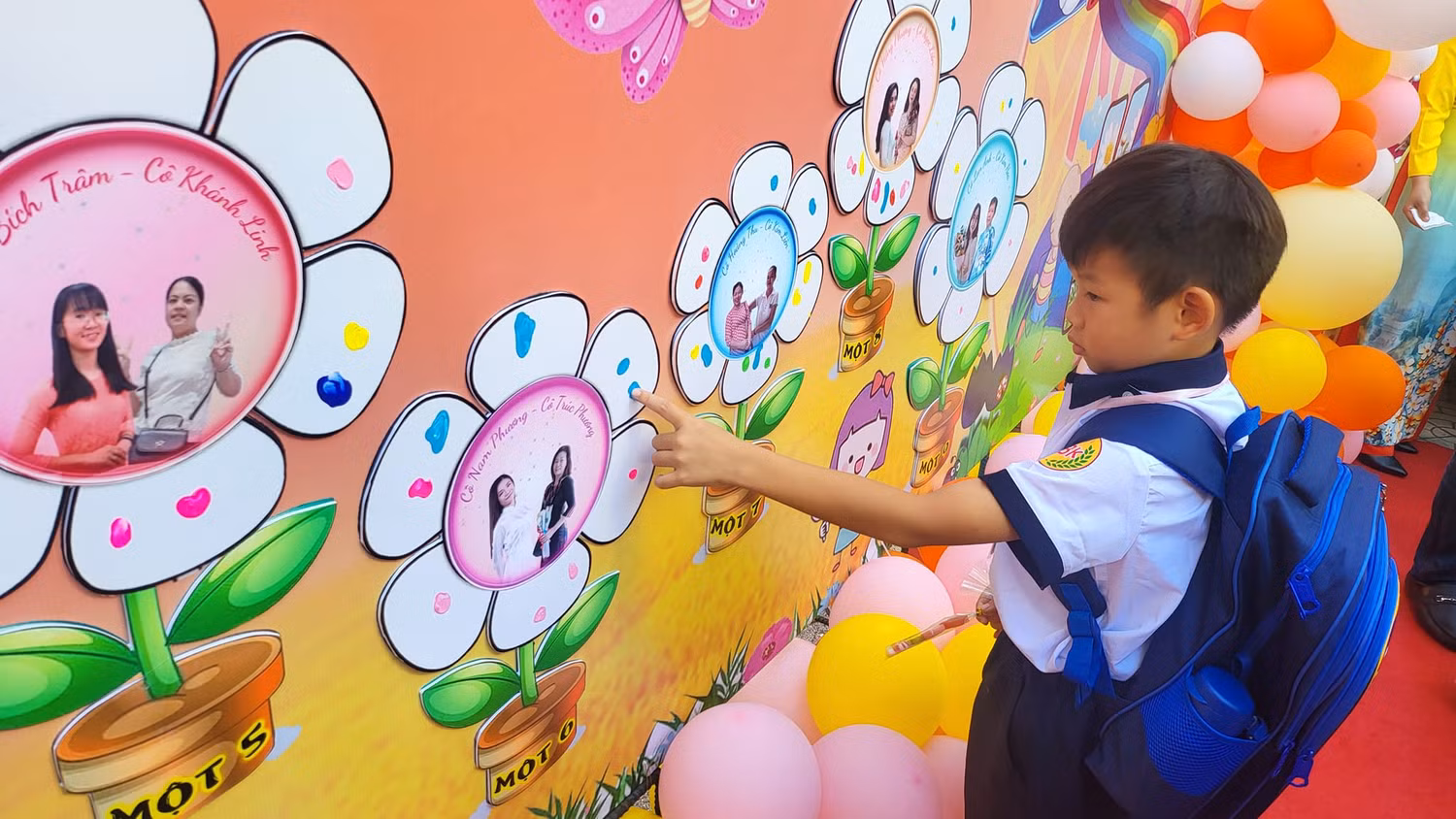 Học sinh lớp 1 in dấu vân tay theo từng đơn vị lớp ở Trường Nguyễn Bỉnh Khiêm (ảnh: V.D)