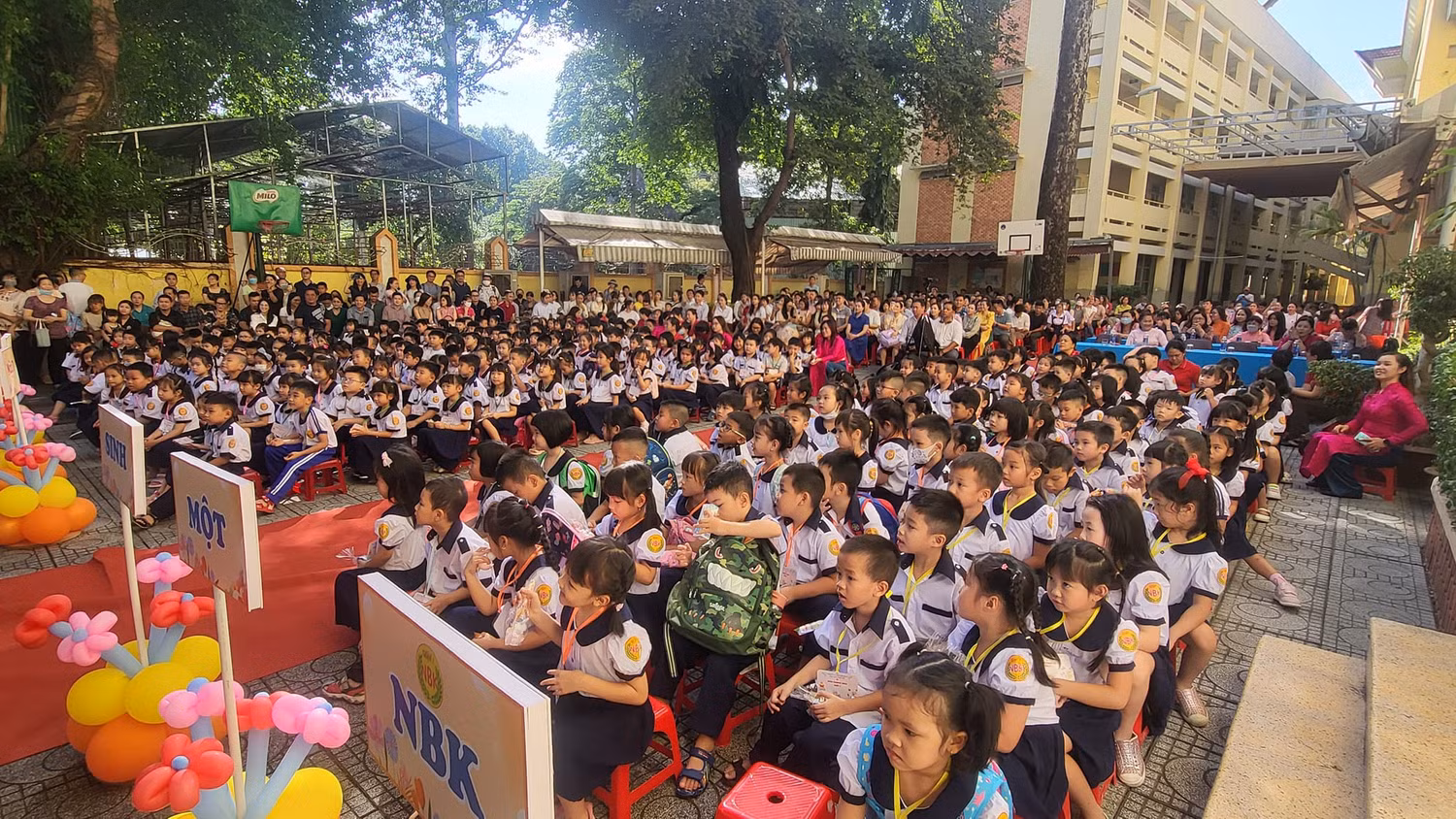 288 học sinh lớp 1 của Trường tiểu học Nguyễn Bỉnh Khiêm bắt đầu tựu trường (ảnh: V.D)