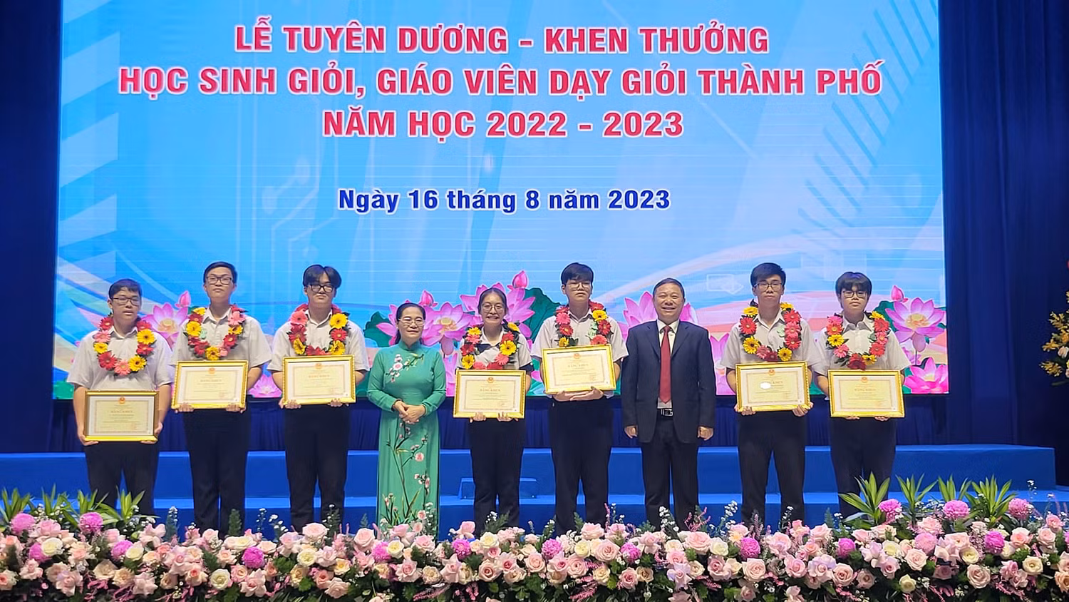 Lãnh đạo Thành phố Hồ Chí Minh trao tặng bằng khen cho các học sinh giỏi tiêu biểu (ảnh: V.D) Lãnh đạo Thành phố Hồ Chí Minh trao tặng bằng khen cho các học sinh giỏi tiêu biểu (ảnh: V.D)