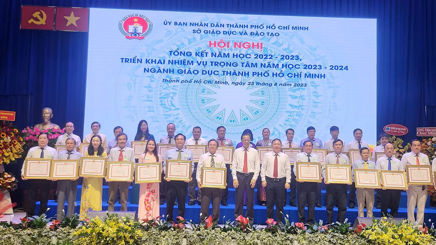 Các tập thể lao động xuất sắc được Ủy ban Nhân dân Thành phố Hồ Chí Minh tặng giấy khen (ảnh: V.D)