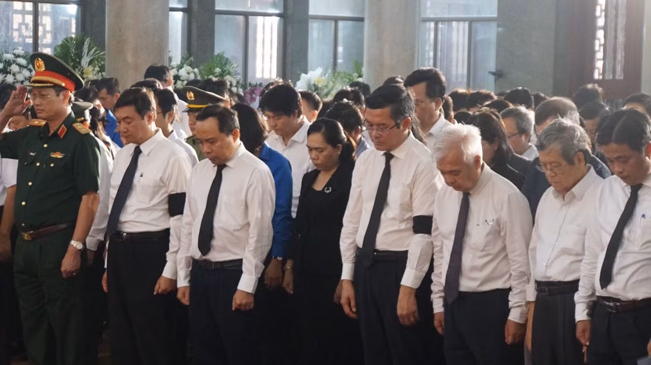 Các đại biểu dành một phút mặc niệm, tưởng nhớ đến Giáo sư, Tiến sĩ Trần Hồng Quân (ảnh: V.D)